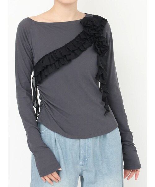 CALNAMUR（カルナムール）の「コサージュフリルオフショルトップス（Tシャツ/カットソー・レディース・ホワイト/チャコールグレー/ピンク・F）」の3枚目の写真