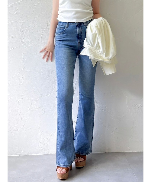 dazzlin（ダズリン）の「【吉田朱里】メイクアップフレアデニムパンツ（デニムパンツ・レディース・アイスブルー/インディゴ・XS/S/M/L）」の5枚目の写真