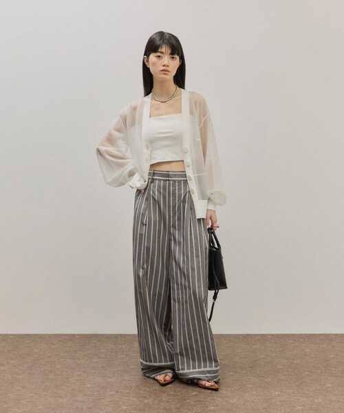 ADAM ET ROPE'(アダムエロペ)の「【サステナブル】シアーロゴカーディガン(カーディガン/ボレロ・レディース・ブラック/ホワイト/ブルー系・F)」の5枚目の写真