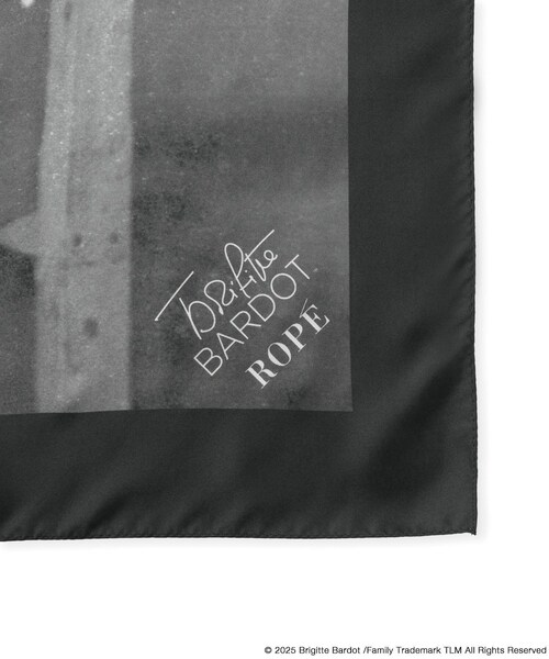 ROPE'（ロペ）の「【Brigitte Bardot×ROPE'・コラボ】プリントシルクスカーフ/Lサイズ（バンダナ/スカーフ・レディース・ブラック/ブラック系・F）」の18枚目の写真