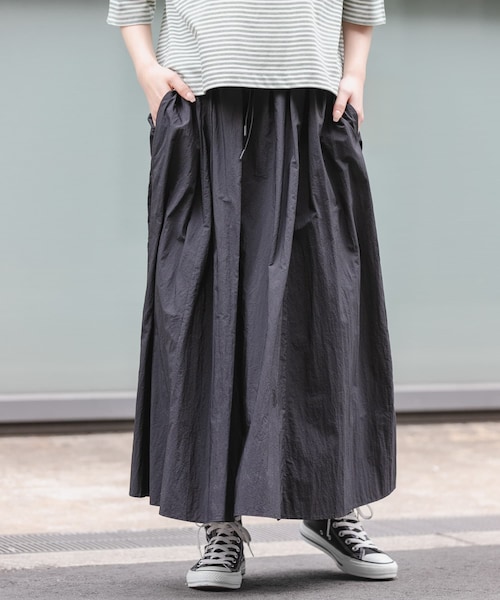 URBAN RESEARCH DOORS(アーバンリサーチドアーズ)の「FORK&SPOON ナイロンギャザースカート(スカート・レディース・BLACK/OFF/LIGHTBEIGE・1/2)」の2枚目の写真