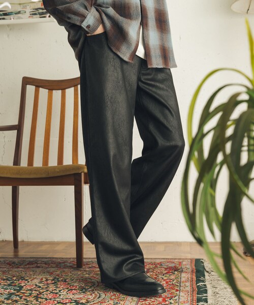 SENSE OF PLACE by URBAN RESEARCH（センスオブプレイスバイアーバンリサーチ）の「フェイクスエードストレートパンツ（その他パンツ・メンズ・BLACK/BROWN・M/L）」の6枚目の写真