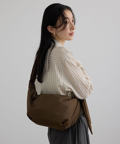 ADAM ET ROPE'(アダムエロペ)の「【WEB限定】撥水ノットショルダー(ショルダーバッグ・レディース・ブラック/ブラウン・F)」の2枚目の写真
