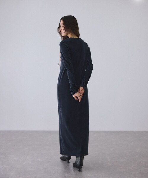 ADAM ET ROPE'（アダムエロペ）の「ベロア BOTANICAL DYED DRESS（ワンピース・レディース・オリーブ/ネイビー/ピンク・1/2）」の9枚目の写真