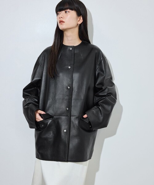 ADAM ET ROPE'(アダムエロペ)の「【IHNN(イン)】 別注Collarless Leather Jacket(ノーカラージャケット・レディース・ブラック・36/38)」の3枚目の写真
