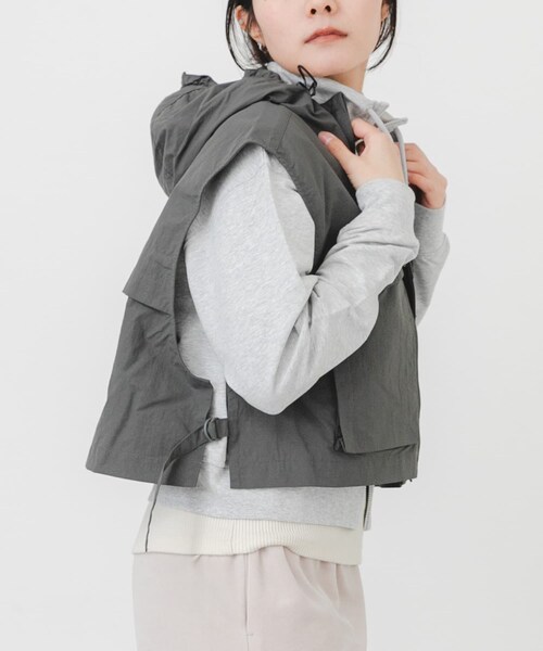 EKAL（エカル）の「『URTECH』ナイロンタッサー ベスト（ベスト・レディース・グラファイト/ネイビー・One）」の13枚目の写真