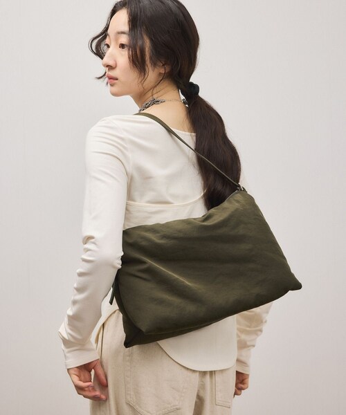 ADAM ET ROPE'（アダムエロペ）の「ダブルポケットパテッドショルダー（ショルダーバッグ・レディース・ブラック/カーキ・F）」の5枚目の写真