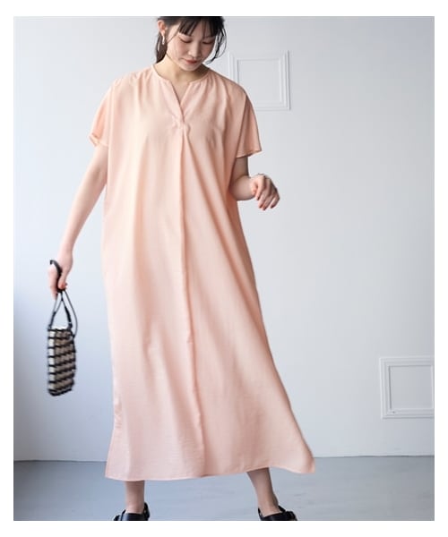 nissen（ニッセン）の「＜大きいサイズ＞【美極シャツ】スリットネックワンピース（ワンピース・レディース・チャコール/オフベージュ/サーモンピンク/サックス・【不要1】/【不要2】/L/LL/3L/4L/5L/6L/8L/10L）」の11枚目の写真