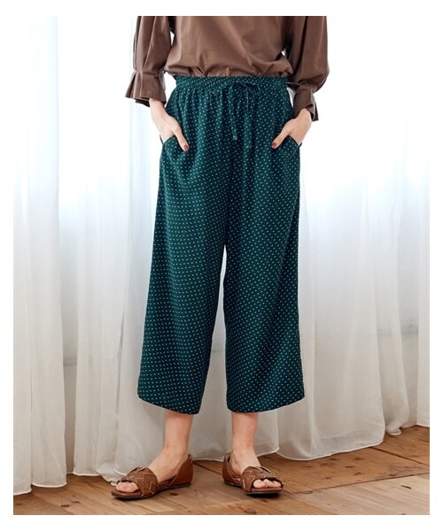 nissen（ニッセン）の「大きいサイズレーヨン１００％うすカル柔らかクロップド丈パンツ（ゆったりヒップ）（パンツ・レディース・ネイビー系小花柄/ダークグリーン系リーフ柄/ダークネイビーレジメンタルストライプ/オフホワイト系マルチストライプ・L/LL/3L/4L/5L/6L/8L/10L）」の22枚目の写真