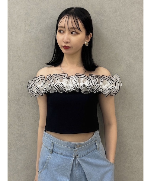 dazzlin（ダズリン）の「オーバーフリルフショルカットソー（Tシャツ/カットソー・レディース・オフホワイト/ブラック/ピンク/グリーン・F）」の5枚目の写真