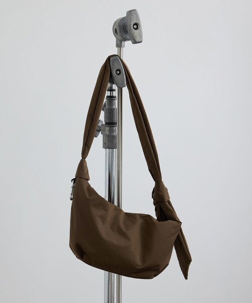 ADAM ET ROPE'(アダムエロペ)の「【WEB限定】撥水ノットショルダー(ショルダーバッグ・レディース・ブラック/ブラウン・F)」の4枚目の写真