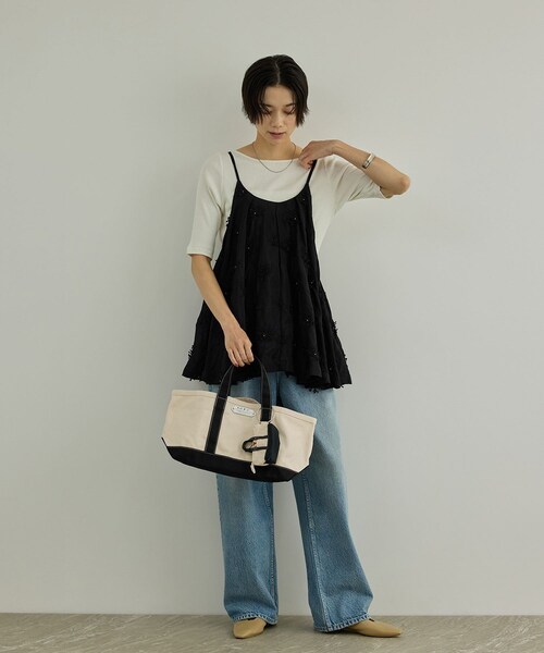 ADAM ET ROPE'(アダムエロペ)の「【WEB先行販売】【crinkle crinkle crinkle】別注レーヨンシャンタン 3D刺繍キャミソール(キャミソール・レディース・ブラック/ホワイト・F)」の6枚目の写真