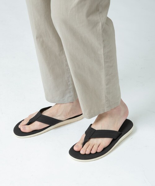 ITEMS URBANRESEARCH（アイテムズ アーバンリサーチ）の「エコレザートングサンダル（サンダル・メンズ・BEG/BLK/GRN/PNK・26.5/27.5）」の12枚目の写真