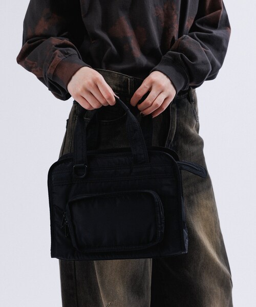 ADAM ET ROPE'（アダムエロペ）の「PUFFY NYLON BOSTON BAG（ボストンバッグ・レディース・ブラック・F）」の5枚目の写真