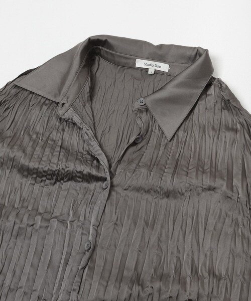 URBAN RESEARCH（アーバンリサーチ）の「Studio Doe　SATIN PLEATED SHIRTS（シャツ/ブラウス・レディース・BLACK/GREY/CREAM・S/M）」の11枚目の写真