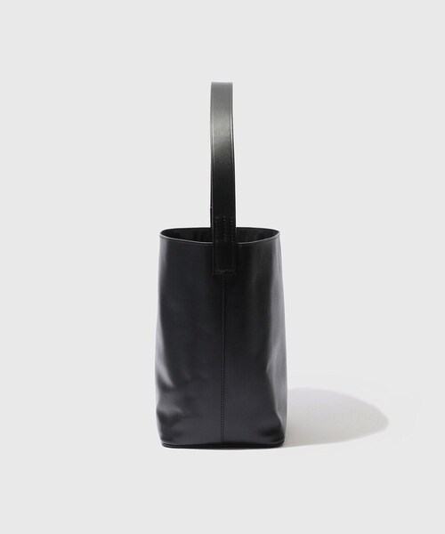 ADAM ET ROPE'(アダムエロペ)の「【AURALEE/オーラリー】LEATHER SHOULDER BAG - S MADE BY AETA(ショルダーバッグ・メンズ・ブラック・F)」の3枚目の写真