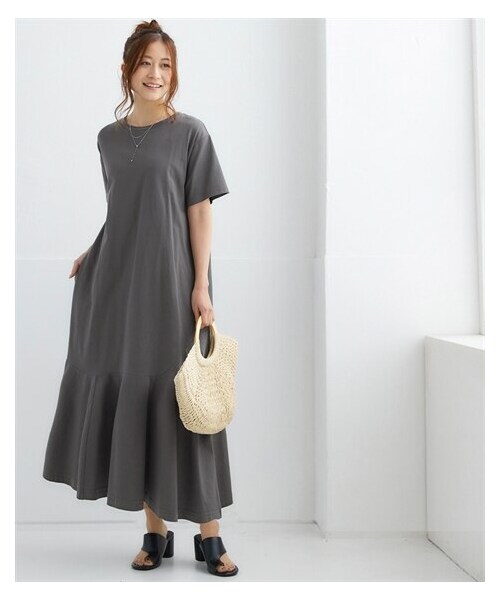 nissen（ニッセン）の「サイドポケット付ロング丈ワンピース（選べるデザイン）（ワンピース・レディース・モカ×黒(配色)/黒×モカ(配色)/ブルーグリーン(裾フレア)/黒(裾フレア)/黒(肩タック)/黒(胸ポケット)/チャコールグレー(胸ポケット)/カーキ(タック袖)/黒×チャコールグレー(衿・袖配色)/ブルーグレー(スキッパー)/カーキ×黒(配色)/チャコール×黒(配色)/ベージュ(タック袖)/チャコールグレー(裾フレア)・S/M/L/LL/3L/4L/5L/6L/8L/10L）」の9枚目の写真