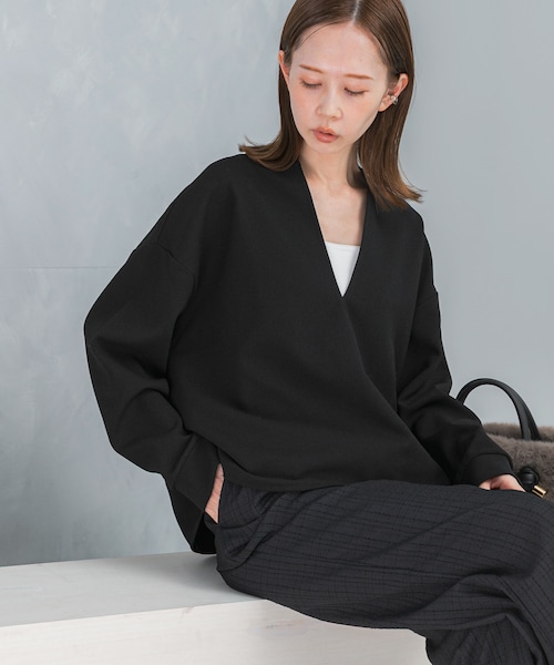 URBAN RESEARCH ROSSO（アーバンリサーチロッソ）の「Vネックジョーゼットプルオーバー（Tシャツ/カットソー・レディース・WHITE/BLACK・FREE）」の2枚目の写真