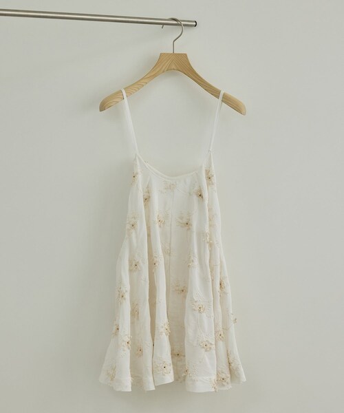 ADAM ET ROPE'(アダムエロペ)の「【WEB先行販売】【crinkle crinkle crinkle】別注レーヨンシャンタン 3D刺繍キャミソール(キャミソール・レディース・ブラック/ホワイト・F)」の16枚目の写真
