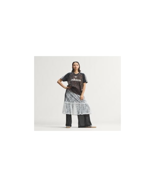 adidas(アディダス)の「スネークプリント サテン ジャージ(トップス・レディース・ベージュ/ブラウン・XS/S/M/L/XL/2XL/3XL/5XL/J/S/J/2XL/J/3XL/J/XS/J/M/J/L/J/XL)」の2枚目の写真