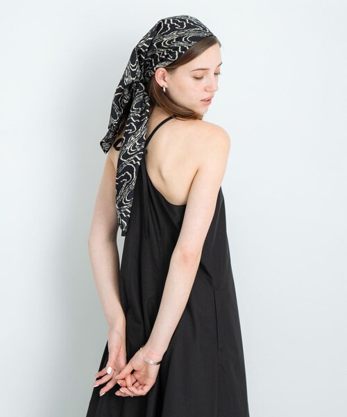 URBAN RESEARCH Sonny Label（アーバンリサーチサニーレーベル）の「大判ニュアンスプリントスカーフ（バンダナ/スカーフ・レディース・ピスタチオ系/ブラック系/ブラウン系・FREE）」の10枚目の写真