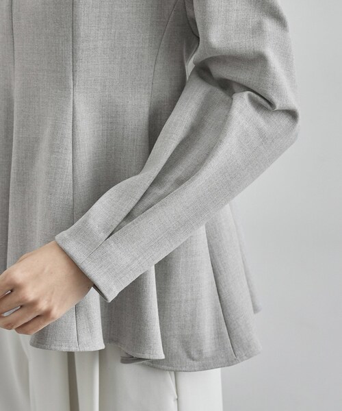ROPE'（ロペ）の「裏起毛ペプラムブラウス/セットアップ対応（シャツ/ブラウス・レディース・グレー/ブラック/オフホワイト・38）」の16枚目の写真