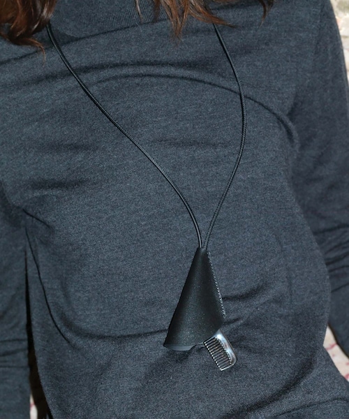 ADAM ET ROPE'(アダムエロペ)の「【PFT】Comb Motif Charm(その他小物・レディース・ブラック・F)」の1枚目の写真