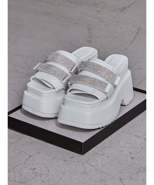 GYDA(ジェイダ)の「Thick sole bijouストラップサンダル(サンダル・レディース・オフホワイト/ブラック・S/M/L)」の2枚目の写真