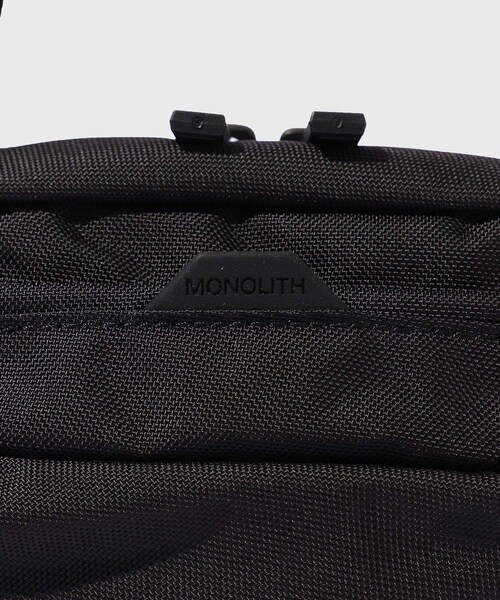 ADAM ET ROPE'（アダムエロペ）の「【MONOLITH/モノリス】SHOULDER STANDARD SSS（ショルダーバッグ・メンズ・ブラック・F）」の7枚目の写真