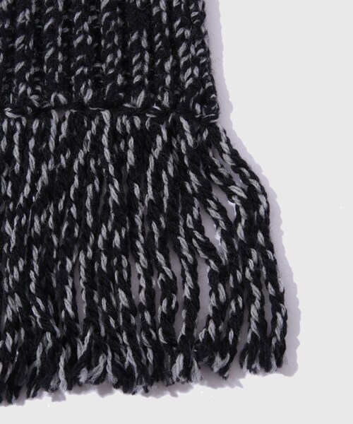 ADAM ET ROPE'（アダムエロペ）の「【NVRFRGT/ネヴァーフォーゲット】NARROW EXTRA LONG MUFFLER（マフラー・メンズ・ブラック/チャコール・F）」の5枚目の写真