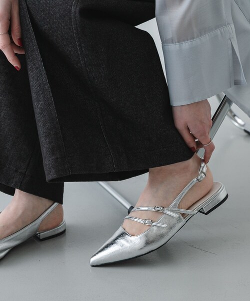 SENSE OF PLACE by URBAN RESEARCH（センスオブプレイスバイアーバンリサーチ）の「『軽量/消臭/抗菌』ベルトデザインミュール（パンプス・レディース・SILVER/BLACK・S/M/L）」の2枚目の写真