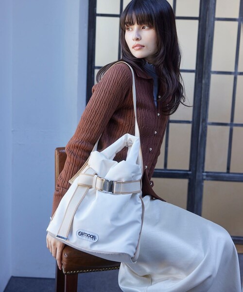 VIS（ビス）の「【OUTDOOR PRODUCTS】VIS別注2WAYベルト付きパデッドトートバッグ（トートバッグ・レディース・ブラック/チャコール/キナリ・F）」の18枚目の写真