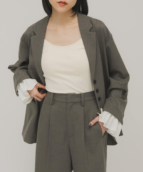 KBF(ケイビーエフ)の「フリルスリーブテーラードジャケット(テーラードジャケット・レディース・MOSS GRAY/CHARCOAL・One)」の1枚目の写真