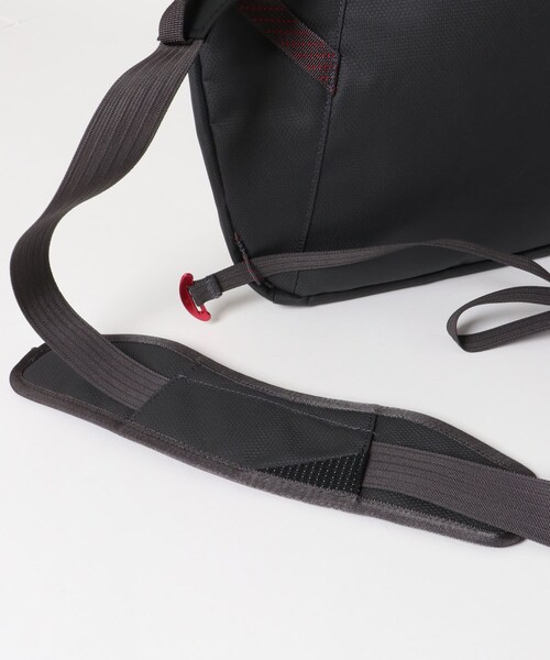 EKAL(エカル)の「KLATTERMUSEN Gaut Messenger Bag(メッセンジャーバッグ・メンズ・F Green/S Creme/Raven・one)」の11枚目の写真