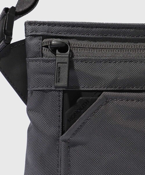 ADAM ET ROPE'(アダムエロペ)の「【MONOLITH/モノリス】SACOCHE STANDARD SS(ショルダーバッグ・メンズ・ブラック/ライトグレー・F)」の14枚目の写真