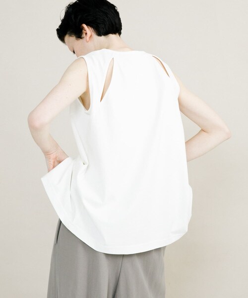 LAATO（ラート）の「slit no sleeve tee（タンクトップ・レディース・パール/クレイ・FREE）」の3枚目の写真