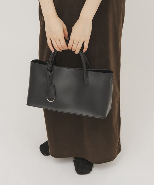 KBF（ケイビーエフ）の「チャーム付きワイドボックスBAG（ハンドバッグ・レディース・OFF/BLACK・One）」の3枚目の写真