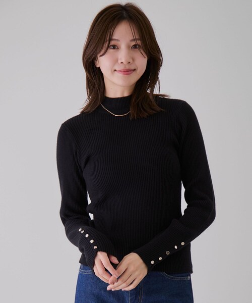 Jayro（ジャイロ）の「袖口ボタンタートルリブニットプルオーバー（ニット/セーター・レディース・ブラック/グレー/ライトグレー/ホワイト系/ブルー/ピンク/ワイン・M）」の4枚目の写真