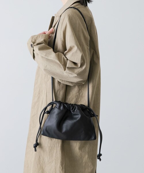 かぐれ（カグレ）の「MORMYRUS　巾着ショルダーバッグ（ショルダーバッグ・レディース・BLACK・Free）」の2枚目の写真