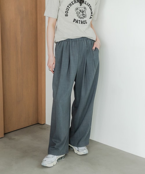 URBAN RESEARCH（アーバンリサーチ）の「『3サイズ展開』『イージーケア』タックギャザーストレートパンツ（その他パンツ・レディース・SAND BEG/CHARCOAL/BLACK/STRIPE・36/38/40）」の2枚目の写真