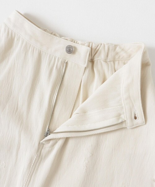 URBAN RESEARCH DOORS（アーバンリサーチドアーズ）の「tiit tokyo　damage flare skirt（デニムスカート・レディース・off white・36）」の4枚目の写真
