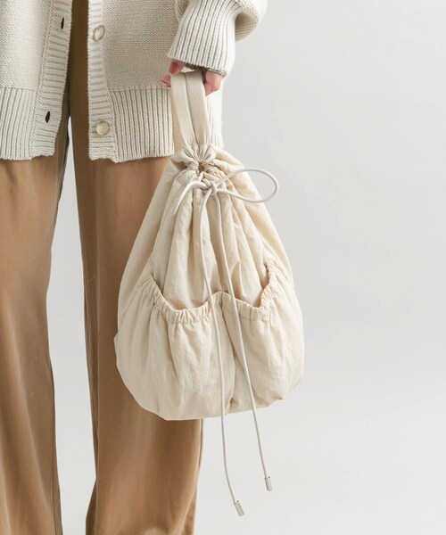 KBF（ケイビーエフ）の「ナイロンパファーボンサック（ショルダーバッグ・レディース・IVORY/BROWN/NAVY・one）」の7枚目の写真