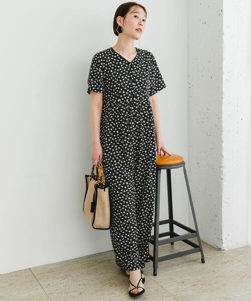 URBAN RESEARCH ROSSO（アーバンリサーチロッソ）の「F by ROSSO　フラワープリントオールインワン（サロペット/オーバーオール・レディース・BLACK/NAVY・36/38）」の4枚目の写真