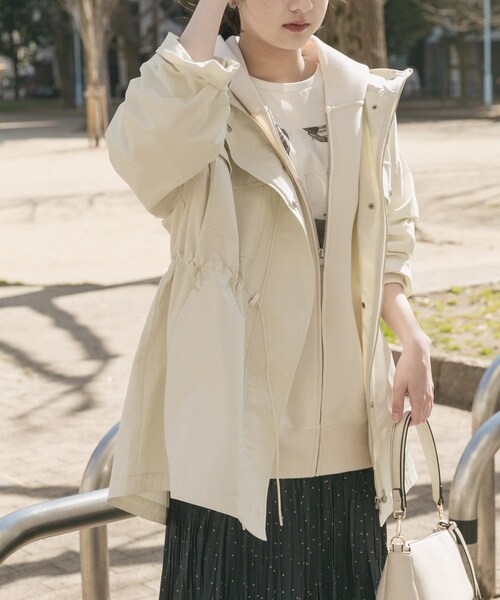 ITEMS URBANRESEARCH(アイテムズ アーバンリサーチ)の「『撥水/イージーケア』ライトフーディーブルゾン(ブルゾン・レディース・ECRU/BLK・Free)」の5枚目の写真