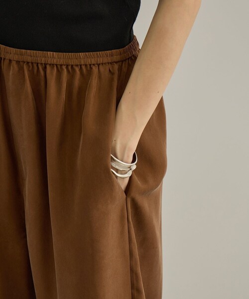 ADAM ET ROPE'(アダムエロペ)の「GENTLE SILK パンツ / セットアップ対応・新色追加(シャツ/ブラウス・レディース・ブラック/ブラウン・M/S)」の21枚目の写真
