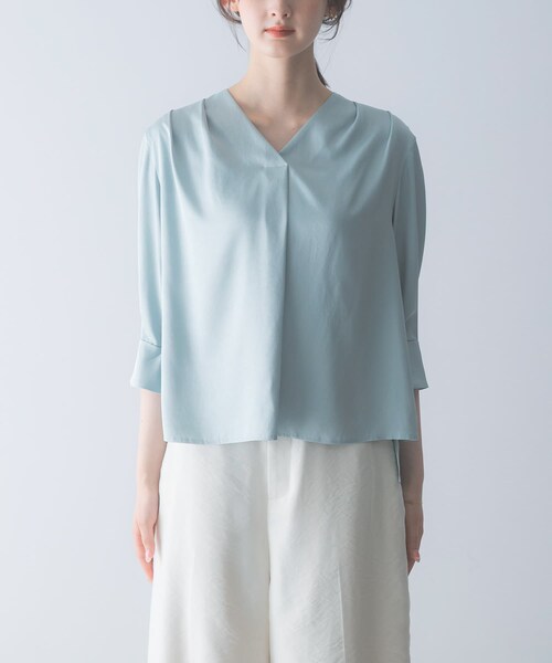 URBAN RESEARCH ROSSO（アーバンリサーチロッソ）の「シルキーツイルVネックブラウス（シャツ/ブラウス・レディース・OFF/MINT/NAVY・Free）」の21枚目の写真