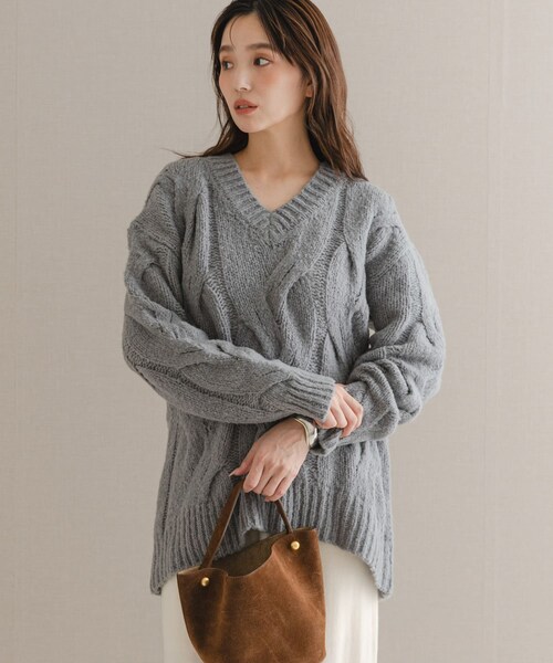 URBAN RESEARCH ROSSO（アーバンリサーチロッソ）の「ウールカシミヤケーブル編オーバーニット（ニット/セーター・レディース・OFF/PURPLE/FOGGRAY・Free）」の2枚目の写真