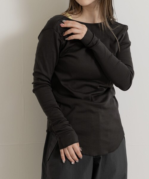 THE GOODLAND MARKET(ザグッドランドマーケット)の「&her Deep V LONG-SLEEVE Tops(Tシャツ/カットソー・レディース・BEIGE/CHARCOAL・FREE)」の4枚目の写真