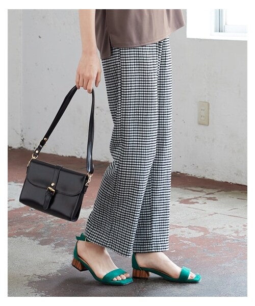 nissen（ニッセン）の「大きいサイズ［ぽこぽこクレープ素材］シャーリングゆるストレートパンツ（ゆったりヒップ）（セットアップ可）（パンツ・レディース・グリーン系/ベージュ系/ラベンダー系/黒系・L/LL/3L/4L/5L/6L/8L/10L）」の7枚目の写真