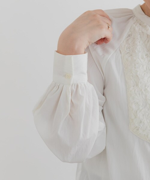 URBAN RESEARCH ROSSO（アーバンリサーチロッソ）の「F by ROSSO　モチーフレース切替ブラウス（シャツ/ブラウス・レディース・OFF WHITE/BLACK・FREE）」の14枚目の写真